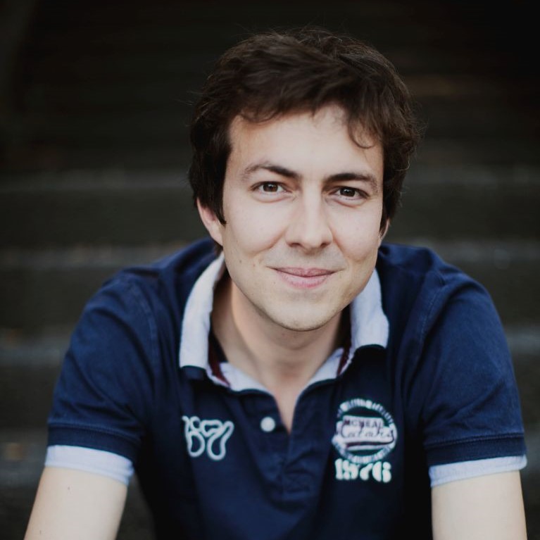Portraitfoto von Gesangslehrer Cornelius Berger der Musicalexperten aus Köln