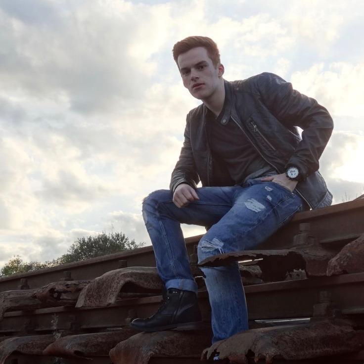 Portraitfoto von Musicalstudent Timo Stacey. Timo studiert inzwischen Musical an der UdK Berlin.